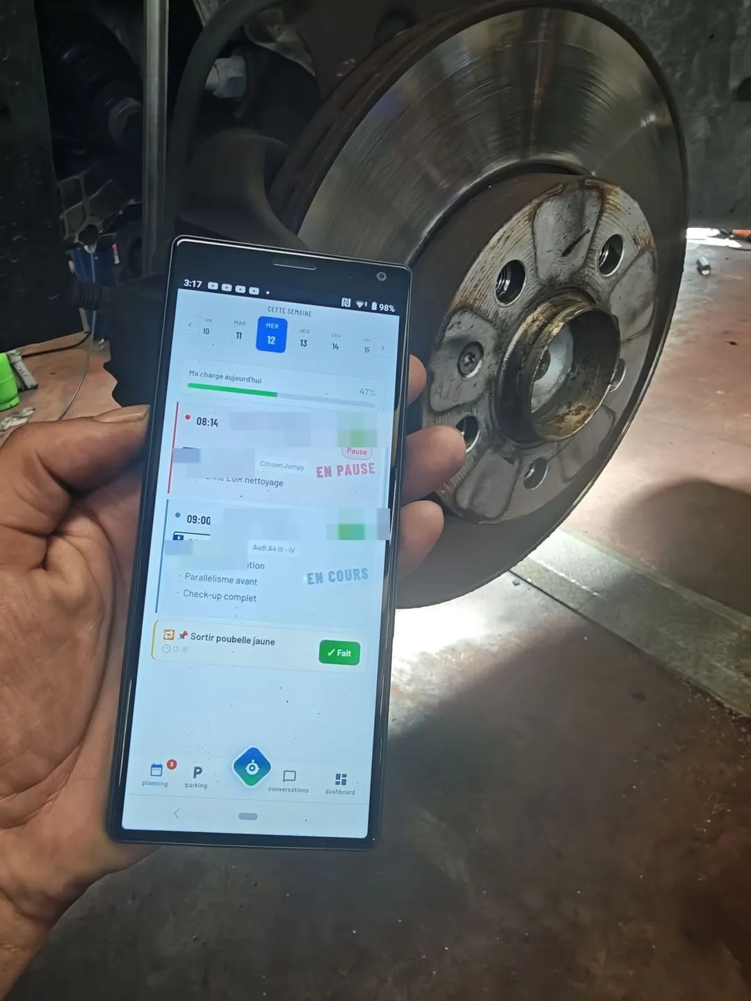 L’application technicien Axium dans la main, à l’atelier