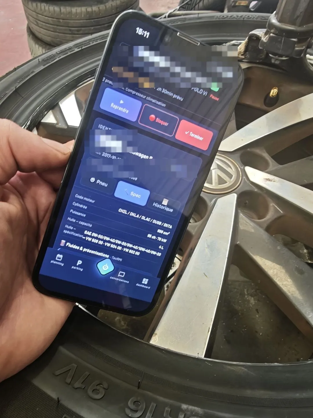 Application technicien Axium en mode sombre montrant le code moteur et les spécifications d'huile d'une Volkswagen Polo
